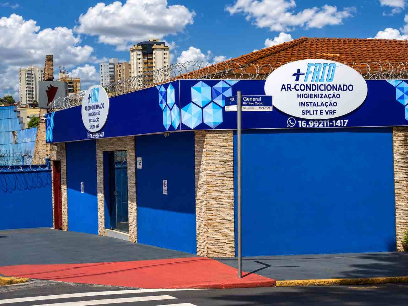 Fachada com comunicação visual e adesivo para Frio Ar Condicionado
