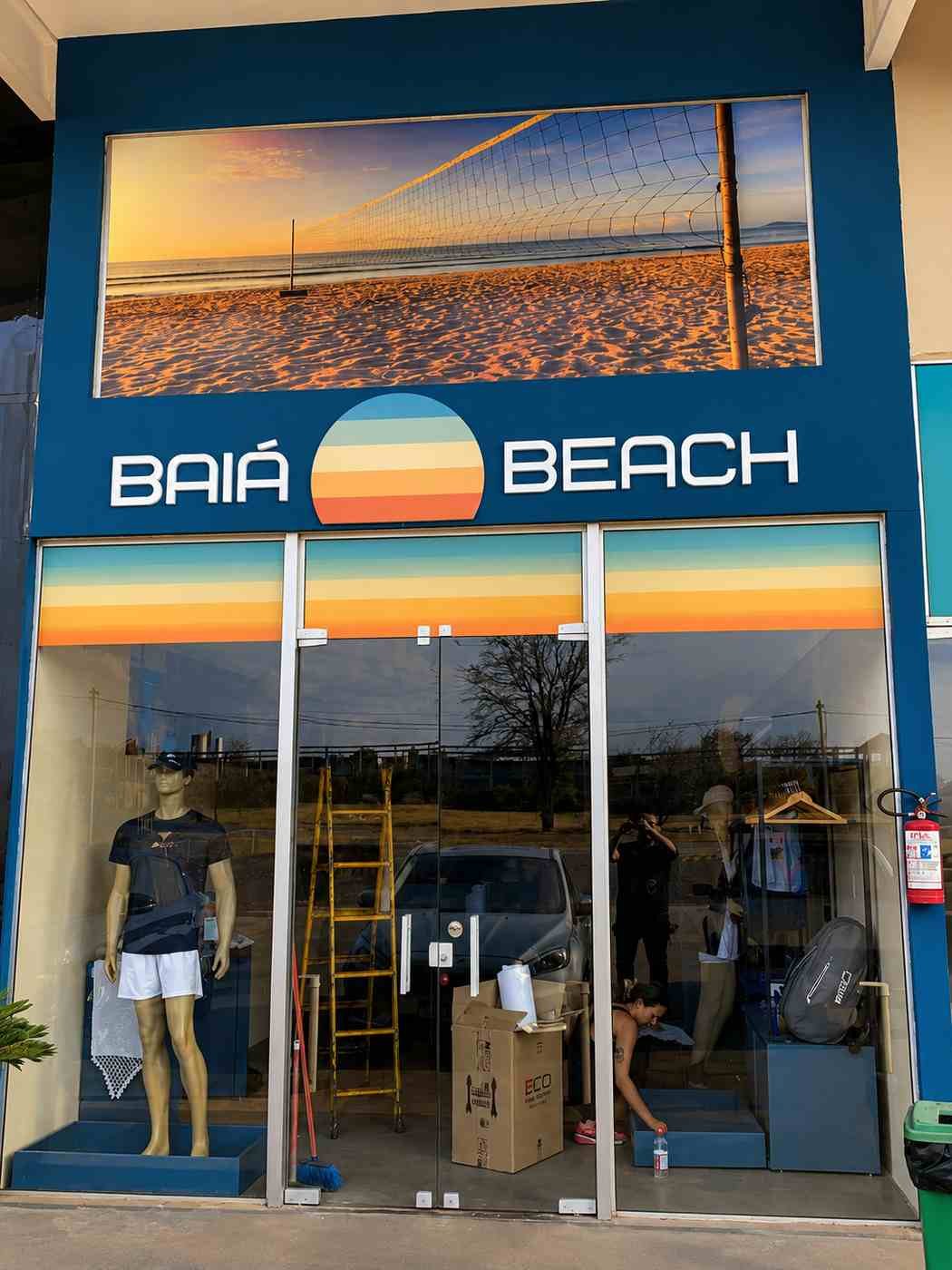 Fachada de loja e adesivo de vitrine Baia Beach