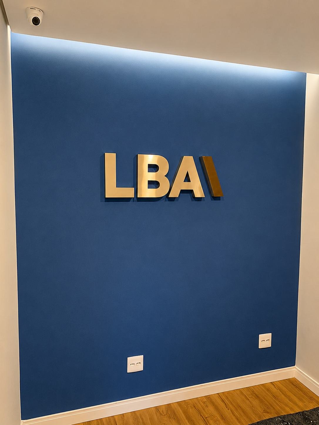 Letra caixa dourada aplicada na parede LBA