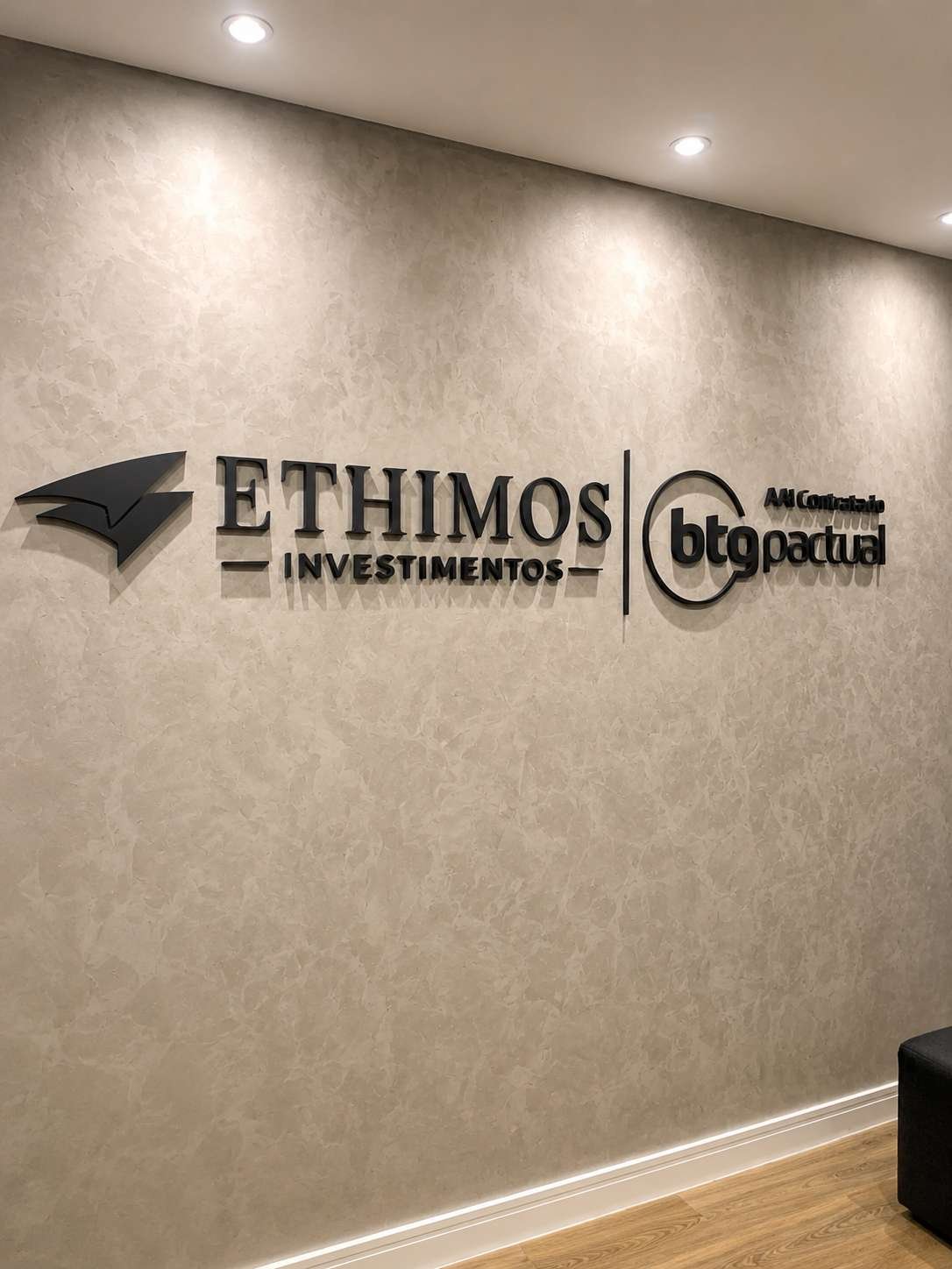 Letra caixa na recepção Ethimos Investimentos