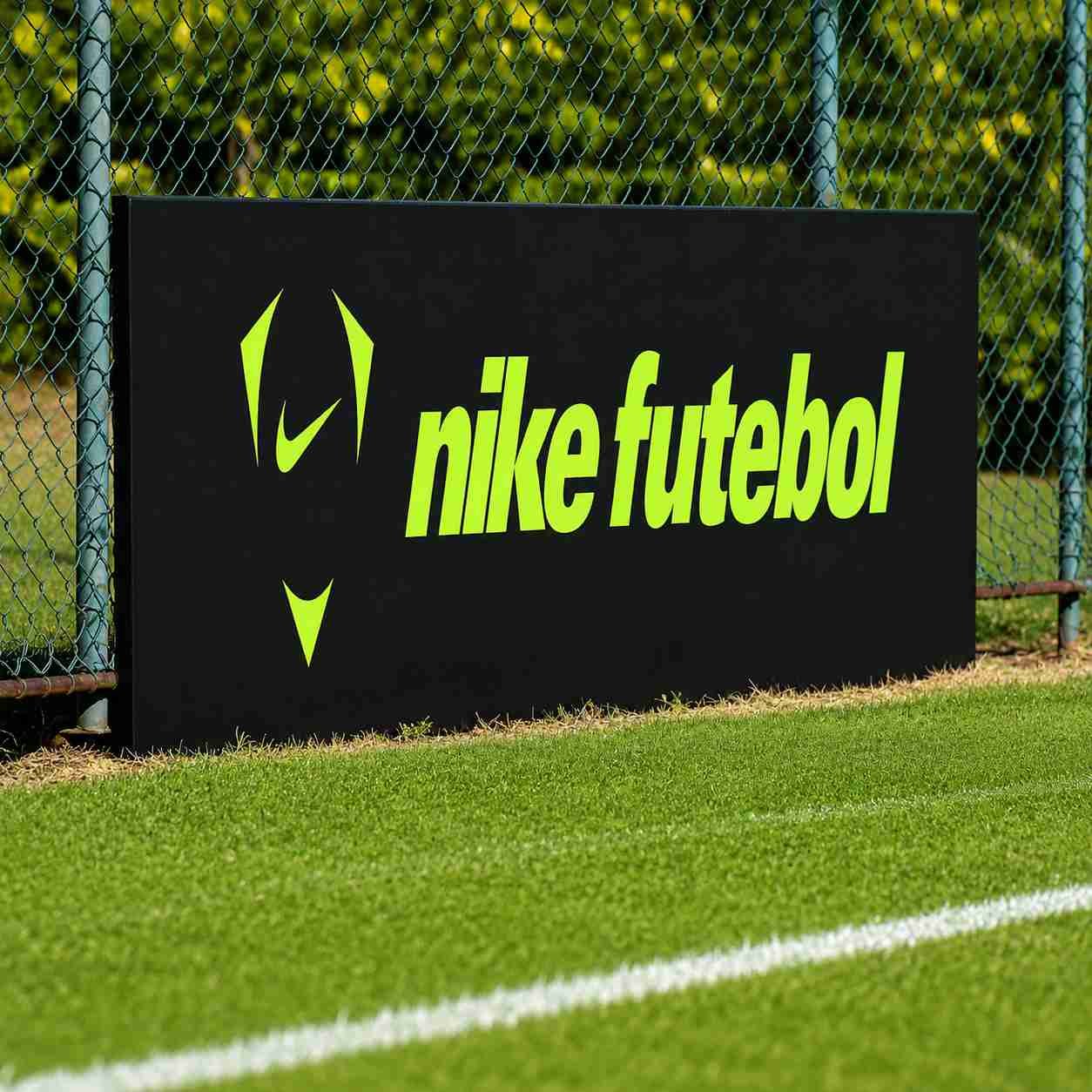 Placa publicitária em campo Nike Futebol
