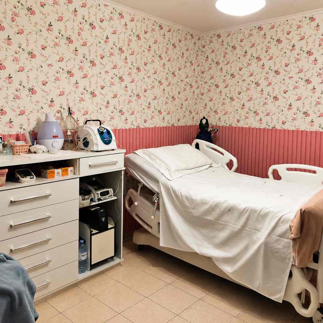 Adesivo de parede com decoração floral em quarto hospitalar